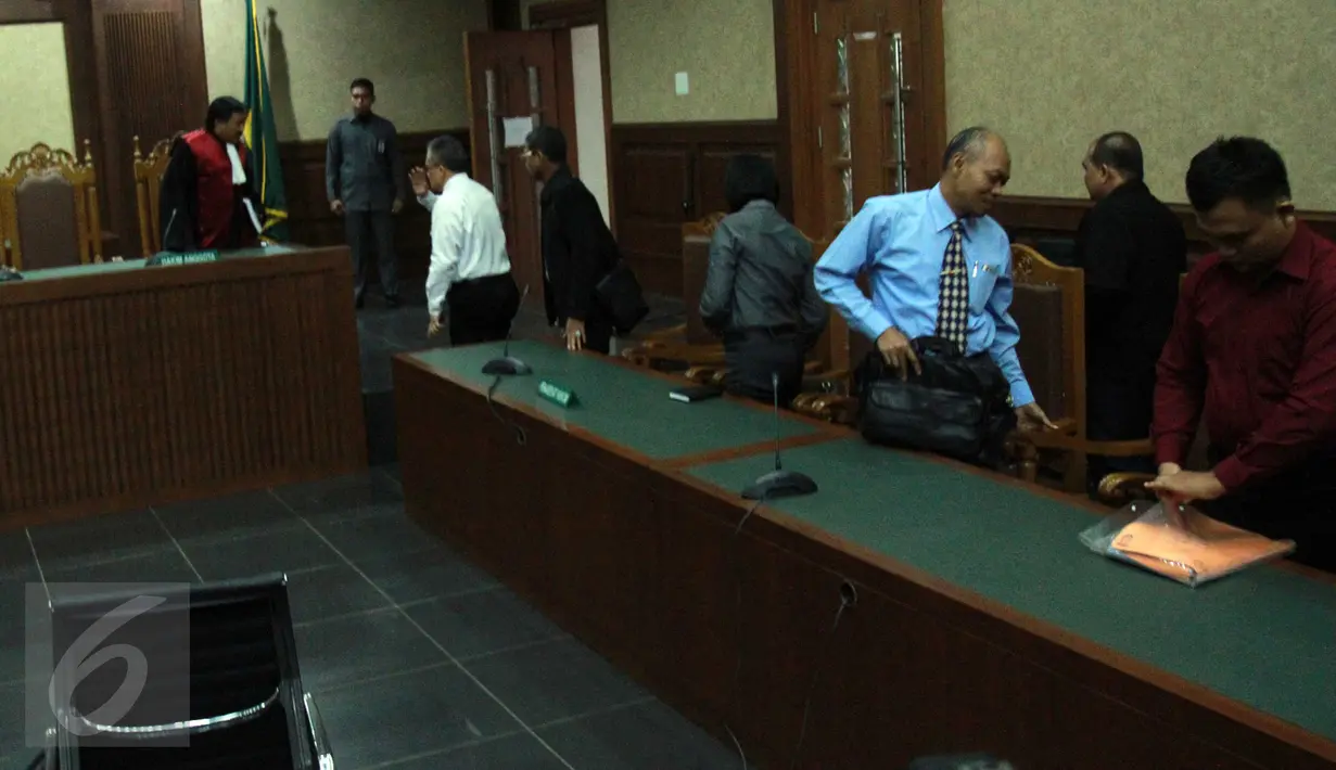 Suasana seusai sidang praperadilan tersangka dugaan pembunuhan Wayan Mirna Salihin, Jessica Kumala Wongso, di PN Jakarta Pusat, Jakarta, Selasa (1/3). Hakim menolak seluruh permohonan yang diajukan pemohon Jessica. (Liputan6.com/Helmi Afandi)