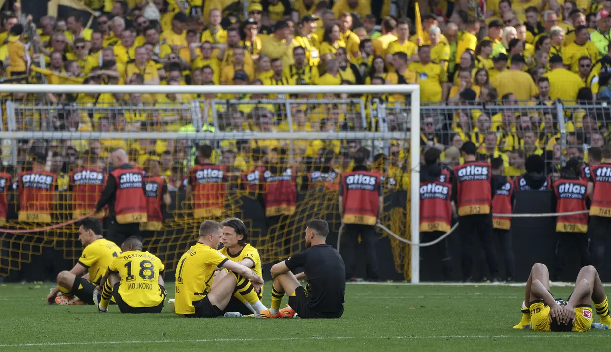 Para pemain Borussia Dortmund terduduk lesu setelah berakhirnya laga menghadapi FSV Mainz pada laga pekan terakhir Liga Jerman 2022/2023 di Dortmund, Jerman (27/5/2023). Ditahan imbang FSV Mainz 2-2, Borussia Dortmund harus merelakan gelar juara Liga Jerman 2022/2023 menjadi milik Bayern Munchen. (AP Photo/Michael Probst)