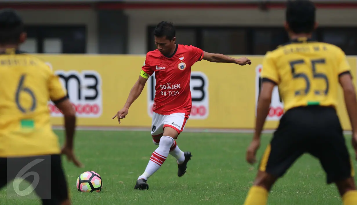 Pemain Persija Jakarta bersiap menendang bola saat melawan Barito Putera dalam pertadingan Liga 1 di Stadion Patriot, Bekasi (22/4). Dalam pertandingan ini gol dari masing-masing tim tercipta pada babak kedua. (Liputan6.com/Gempur M. Surya)
