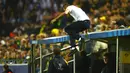 Seorang penonton nekat melompati atap bangku pemain cadangan saat laga antara Borussia Dortmund vs Real Madrid berlangsung pada penyisihan Grup D UEFA Champions League 2012 lalu. ( AFP/Patrik Stollarz )