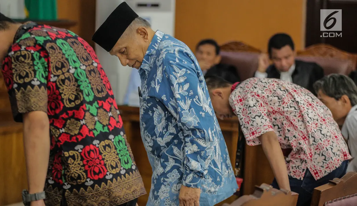 Ketua Dewan Kehormatan Partai Amanat Nasional (PAN), Amien Rais bersiap menjalani persidangan kasus berita bohong atau hoaks dengan terdakwa Ratna Sarumpaet di Pengadilan Negeri Jakarta Selatan, Kamis (4/4). Sidang kali ini beragendakan pemeriksaan saksi. (Liputan6.com/Faizal Fanani)