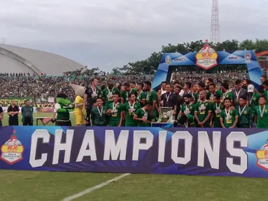 Para pemain Persebaya Surabaya merayakan gelar juara Piala Gubernur Jatim setelah menang 4-1 atas Persija Jakarta pada laga final di Stadion Gelora Delta, Sidoarjo, Kamis (20/2). (Bola.com/Aditya Wany)