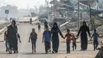 Warga sipil yang mengungsi melarikan diri dari timur al-Bureij di Jalur Gaza tengah akibat pengeboman Israel di kota tersebut pada 5 Juni 2024. (Bashar TALEB/AFP)