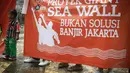 Dalam aksinya, massa menuding pembangunan tanggul ini sebagai bentuk pemborosan anggaran saja, Jakarta, (15/10/14).(Liputan6.com/Faizal Fanani)
