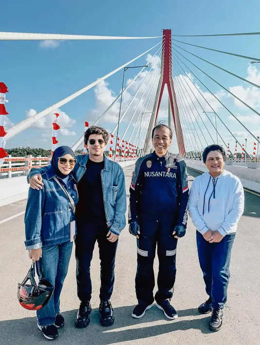 Kembaran dengan Nagita Slavina, Aurel Hermansyah juga kenakan denim on denim. Namun Aurel pilih kenakan hijab lilit berwarna navy dan sneakers [@aurel_hermansyah]