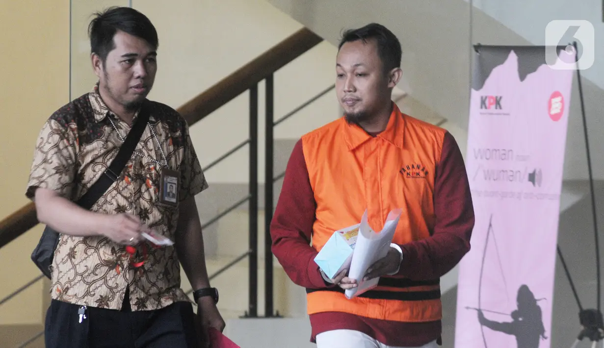 Direktur PT Navy Arsa Sejahtera, Mujib Mustofa (kanan) berjalan keluar usai menjalani pemeriksaan oleh penyidik di Gedung KPK, Jakarta, Jumat (22/11/2019). Mujib diperiksa sebagai tersangka dalam kasus suap kuota impor ikan tahun 2019. (merdeka.com/Dwi Narwoko)