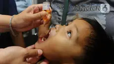 Petugas memberikan vaksin polio tetes kepada siswa kelas satu SDN Srengseng Sawah 12 Pagi di RPTRA (Ruang Publik Terpadu Ramah Anak) Shibi, Srengseng Sawah, Jakarta, Selasa (23/7/2024). (merdeka.com/Arie Basuki)