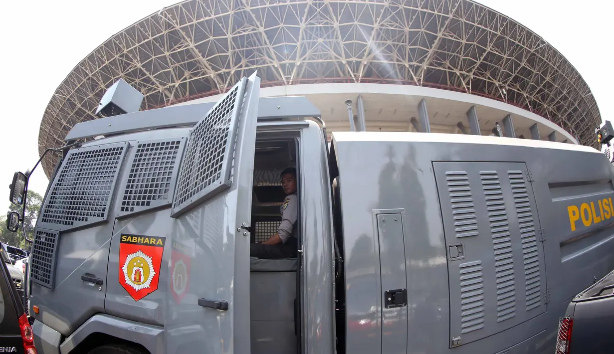 Pengamanan baracuda dilakukan Polri di Stadion GBK, Jakarta, Sabtu (17/10/2015), Pengamanan ini bertujuan untuk membuat suporter dan penonton merasa aman saat partai Final Piala Presiden berlangsung. (Bola.com/Nicklas Hanoatubun).