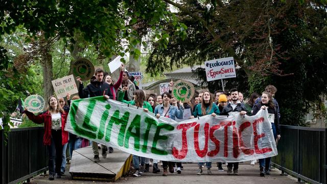 Ilustrasi demonstrasi, spanduk