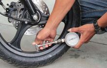 Ancaman Keselamatan Mengemudi Motor dengan Ban yang Kekurangan Angin.