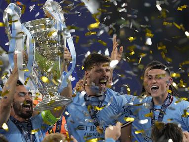 Manchester City sukses membungkam Inter Milan 1-0 pada laga final Liga Champions 2022/2023 di Ataturk Olympic Stadium, Turki, Minggu (11/6/2023) dini hari WIB. Gol tunggal The Citizens dicetak lewat sepakan cantik Rodri pada menit ke-68 yang bersarang di pojok kiri gawang Andre Onana. Hasil ini memastikan Man City membuat Treble Winners musim ini dengan menjuarai Liga Inggris, Piala FA dan Liga Champions, menyamai apa yang dilakukan sang rival, Manchester United pada musim 1998/1999. (AP Photo/Antonio Calanni)