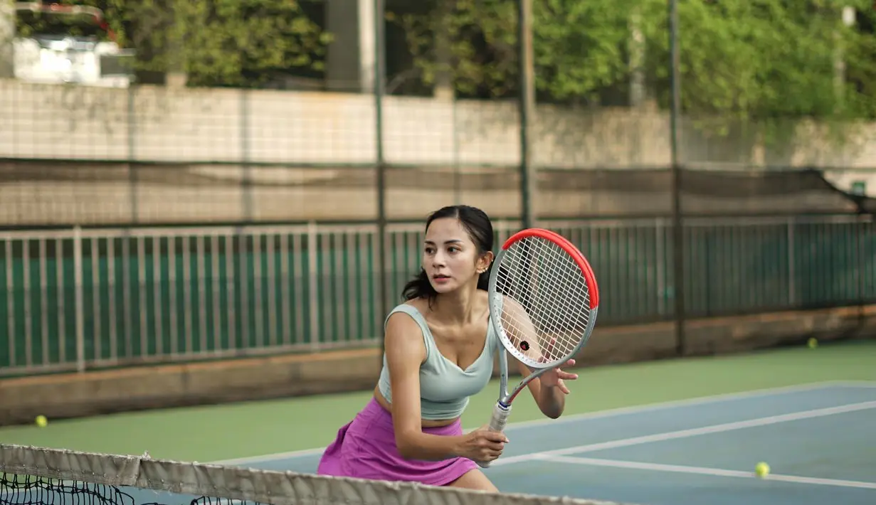 Sama seperti Dian Sastro, Kirana Larasati juga menjadikan tenis lapangan sebagai salah satu olahraga favoritnya. (instagram.com/kiranalarasati)