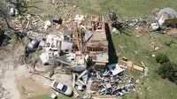 Sebuah rumah hancur dari kemungkinan tornado Kansas. (Jaime Green/The Wichita Eagle via AP)