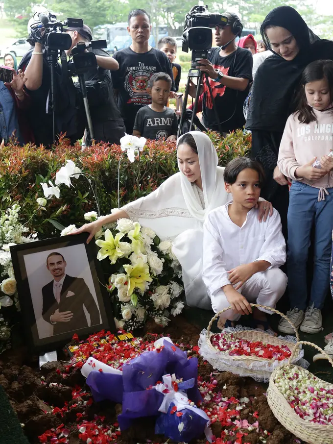 [Fimela] Pemakaman Ashraf Sinclair