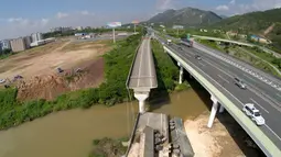 Tampak kondisi jalan layang yang ambruk di Heyuan, Guangdong, China, (19/6/2015). Menurut media setempat, penyebab runtuhnya jalan layang tersebut masih dalam penyelidikan. (REUTERS/Stringer)