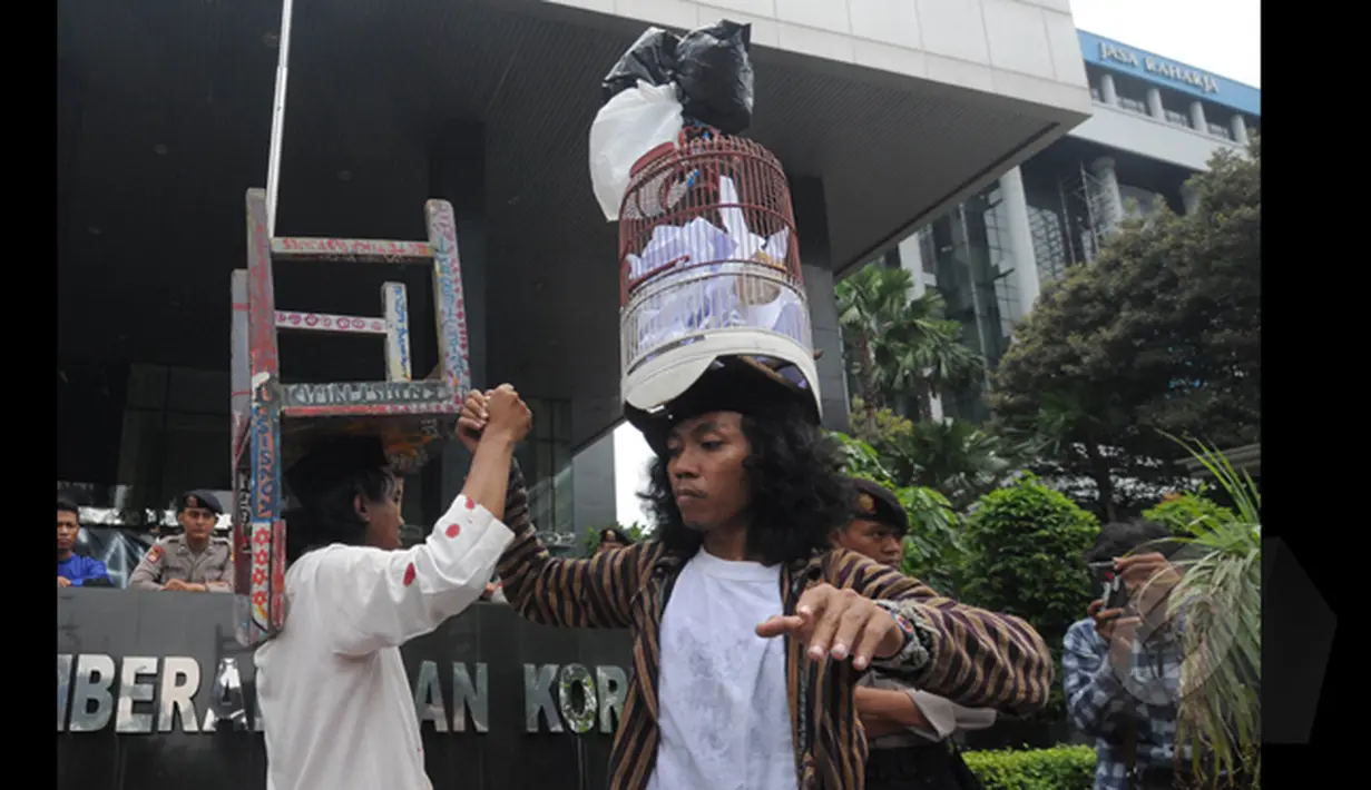  Dua seniman Komunitas kesenian gerbong bawah tanah saat melakukan aksi  teatrikal  Cicak VS Buaya di depan Gedung Komisi Pemberantasan Korupsi (KPK), Jakarta, Senin (26/1/2014). (Liputan6.com/Herman Zakharia)