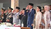 Presiden Joko Widodo (Jokowi) didampingi Wapres Ma’ruf Amin dan presiden terpilih periode 2024-2029 Prabowo Subianto datang bersamaan menghadiri acara HUT TNI di Lapangan Silang Monumen Nasional (Monas), Jakarta Pusat, Sabtu (5/10/2024). (Foto: BPMI Setwapres).
