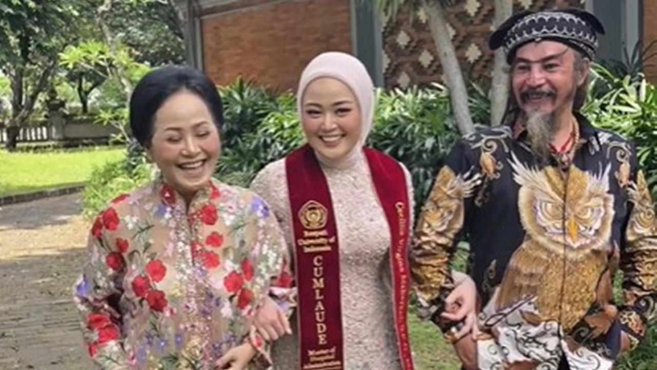 6 Potret Cecillia Gina Putri Limbad Lulus S2 MARS, Wisuda Dihadiri Keluarga