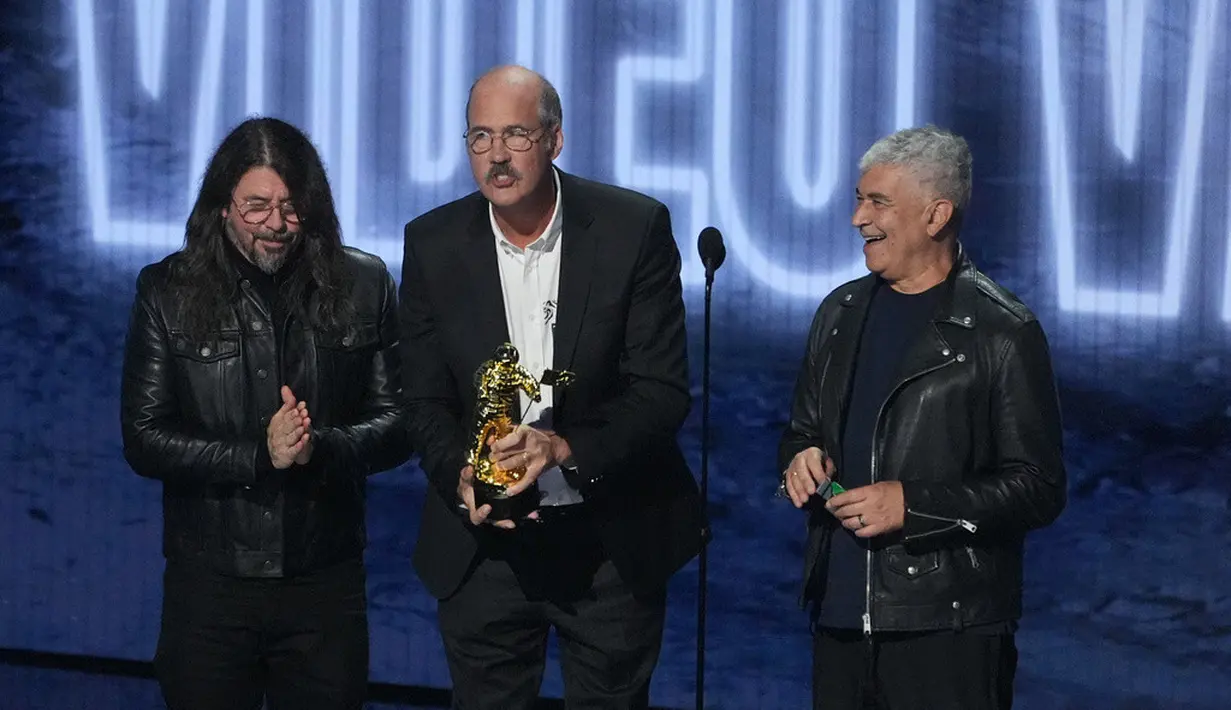 Anggota Nirvana, Dave Grohl, Krist Novoselic, dan Pat Smear, tampil saat menerima penghargaan khusus untuk band tersebut dalam ajang MTV Video Music Awards (VMAs) 2026 di Peacock Theater, Los Angeles, Amerika Serikat, Minggu (27/9/2026) waktu setempat. Momen tersebut juga menjadi kesempatan bagi mereka untuk mengenang mendiang Kurt Cobain. (AP Photo/Chris Pizzello)