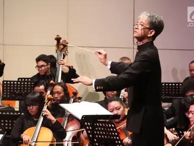 Sejumlah pemain orkestra tampil dalam konser Jakarta City Philharmonic (JCP) di Teater Jakarta, Taman Ismail Marzuki, Jakarta, Rabu (16/5). Konser tersebut mengangkat tema "Tirta". (Liputan6.com/Arya Manggala)