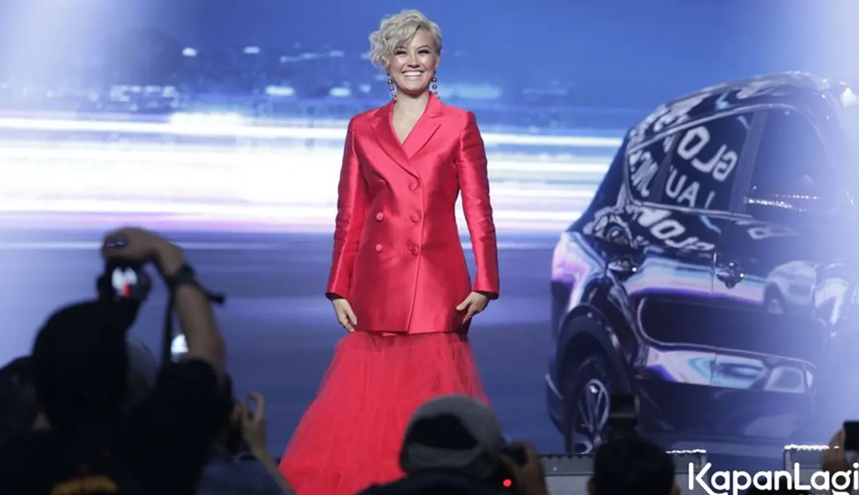 Penampilan Agnez Mo saat hadir di launching mobil DFSK Glory 580 sekaligus menjadi brand ambassador pada tahun 2018 (KapanLagi/Bambang)
