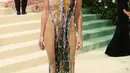 Rita Ora tampil berani dengan gaun transparan dengan manik-manik kaca warna warni dari Marni. Siluetnya membentuk jelas lekuk tubuh dengan struktur logan buatan tangan di garis leher. [@ritaora]