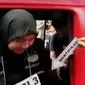 Sebanyak 17 adegan diperagakan dalam rekonstruksi kasus penyanderaan disertai penodongan di angkot KWK. (Liputan 6 SCTV)