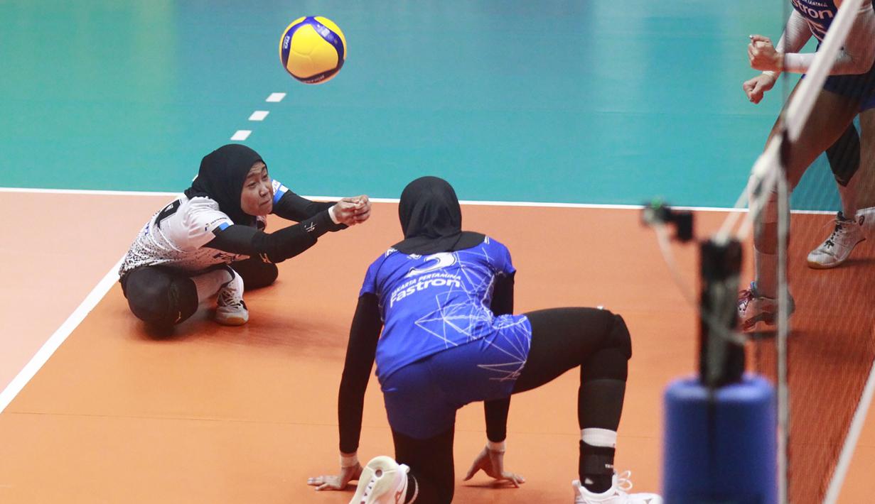 Pemain Jakarta Pertamina Fastron, Dita Azizah (kiri) berusaha mengembalikan bola saat menghadapi Gresik Petrokimia Pupuk Indonesia pada laga Final Four Proliga 2023 di GOR Tri Dharma, Gresik, Jawa Timur, Jumat (24/2/2023). Jakarta Pertamina Fastron kalah 1-3 (25-23, 14-25, 19-25 dan 19-25). (Dok. Proliga 2023)