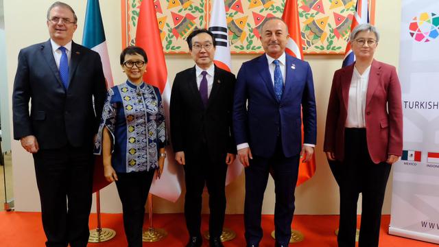 Indonesia menerima estafet keketuaan MIKTA (Meksiko, Indonesia, Korea Selatan, Turki, Australia) dari Turki dalam pertemuan MIKTA di New Delhi, India (3/2). (Dok: Kemlu RI)