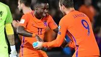 Penyerang timnas Belanda, Quincy Promes (kiri) melakukan selebrasi bersama Vincent Janssen, usai mencetak gol ke gawang Belarusia, pada laga lanjutan Grup A Kualifikasi Piala Dunia 2018 zona Eropa, di Stadion Feijenoord, Sabtu (8/10/2016) dini hari WIB. B