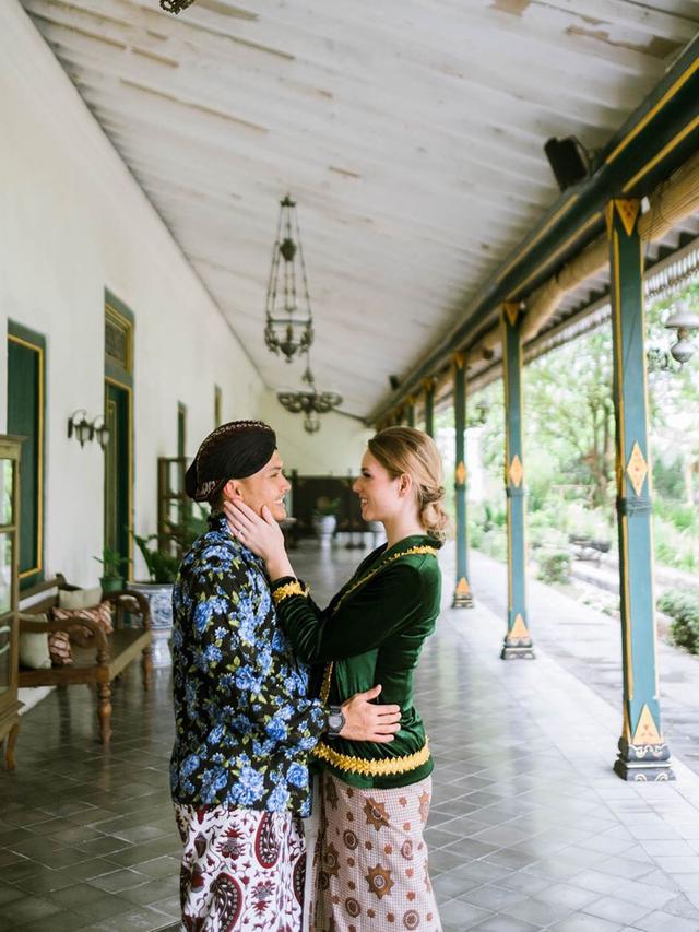 7 Potret Randy Pangalila dan Istri Bulenya dalam Balutan Adat Jawa