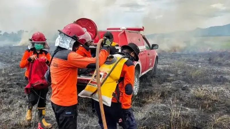 Pemadaman kebakaran hutan di Taman Nasional Rawa Aopa beberapa waktu lalu.