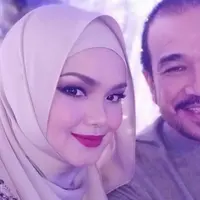 Siti Nurhaliza kini sedang berbahagia, kehamilan yang selama ini dinanti akhirnya tiba juga setelah 11 tahun menikah dengan sang suami, Datuk Seri Khalid. Kebahagiaan semakin terasa dengan kemesraan keduanya. (Instagram/cdtk)