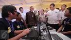 Menkominfo Rudiantara (kanan), Wadirut Bank Mandiri Sulaiman A Arianto (dua kanan) Presiden Direktur IBM Indonesia Gunawan Susanto (kiri) tengah berbincang dengan peserta kompetisi mandiri Hackaton 2016 di Jakarta,  (26/2). (Liputan6.com/Angga Yuniar)