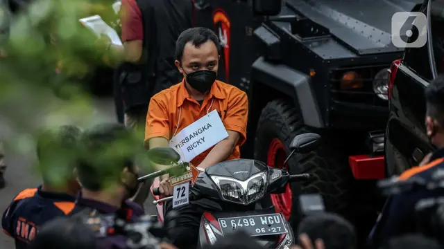Tersangka Ricky saat menjalani rekonstruksi kasus pembunuhan berencana terhadap Nofriansyah Yosua Hutabarat atau Brigadir J