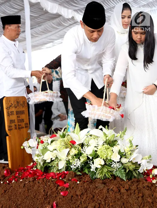 Putra sulung Presiden ke-6 Susilo Bambang Yudhoyono, Agus Harimurti Yudhoyono dan sang anak, Almira menaburkan bunga di makam neneknya almarhumah Siti Habibah di TPU Tanah Kusir, Jakarta, Sabtu (31/8/2019). Ibunda SBY, Siti Habibah, meninggal pada Jumat (30/8). (merdeka.com/magang/Ahmad Sujana)