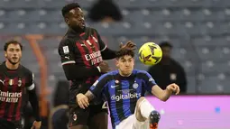 Bek Inter Milan Alessandro Bastoni berebut bola dengan penyerang AC Milan Divock Origi dalam pertandingan final Piala Super Italia 2022 di King Fahd International Stadium, Riyadh, Arab Saudi, Kamis (19/1/2023) dini hari WIB. Berkat hasil ini, Inter pun sukses meraih trofi juara Piala Super Italia 2022. (AP Photo/Hussein Malla)