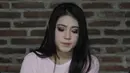 Penyanyi dangdut, Via Vallen, memberikan keterangan saat jumpa pers di Studio Toha, Ciputat, Rabu, (06/6/2018). Via Vallen akan menyanyikan lagu yang bertajuk Meraih Bintang pada Asian Games 2018. (Bola.com/M Iqbal Ichsan)