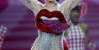 Penyanyi Amerika Miley Cyrus kerap memakai kostum super mini dan seksi ketika di atas panggung. (Bintang/EPA)