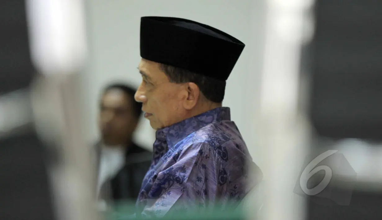 Tersangka kasus korupsi migas, Fuad Amin Imron menjalani sidang putusan sela di Pengadilan Tipikor, Jakarta, Senin (25/5/2015). Fuad terlibat kasus dugaan suap jual beli pasokan gas alam di Gresik dan Gili Timur, Bangkalan. (Liputan6.com/Helmi Afandi)