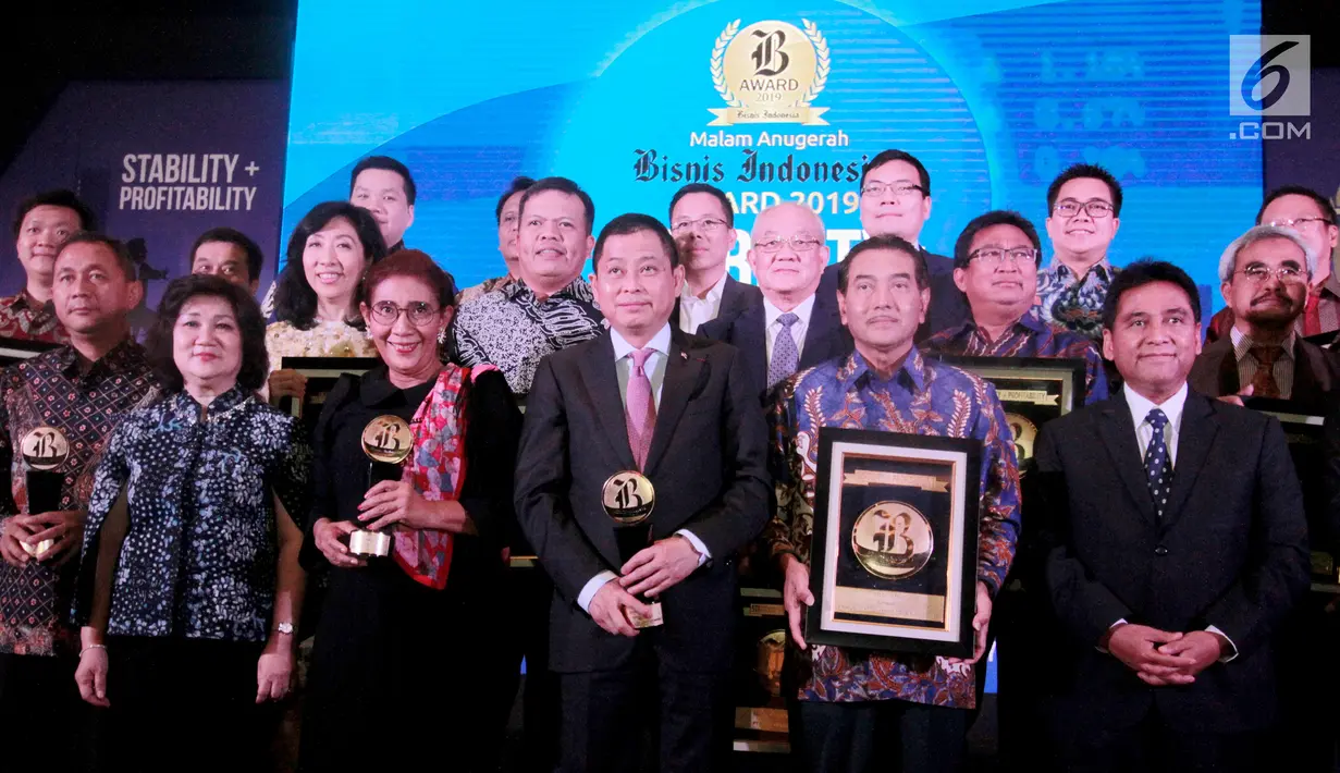 Direktur Utama BRI Suprajarto (kedua kanan), Menteri Kelautan dan Perikanan Susi Pudjiastuti (kedua kiri) dan Menteri ESDM Ignasius Jonan 
foto bersama usai menerima penghargaan pada Bisnis Indonesia Award 2019 di Jakarta, Jumat (12/7/2019). (Liputan6/com/HO/Rizki) 