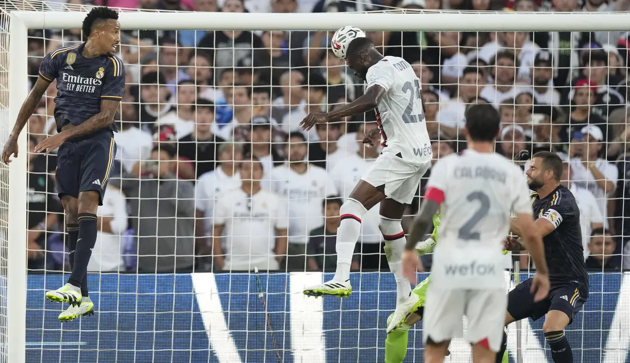 Bek AC Milan, Fikayo Tomori melepaskan sundulan yang menghasilkan gol pertama timnya ke gawang Real Madrid pada laga pramusim 2023/2024 Soccer Champions Tour di Rose Bowl Stadium, Pasadena, California, Senin (24/7/2023) pagi WIB. (AP Photo/Ashley Landis)
