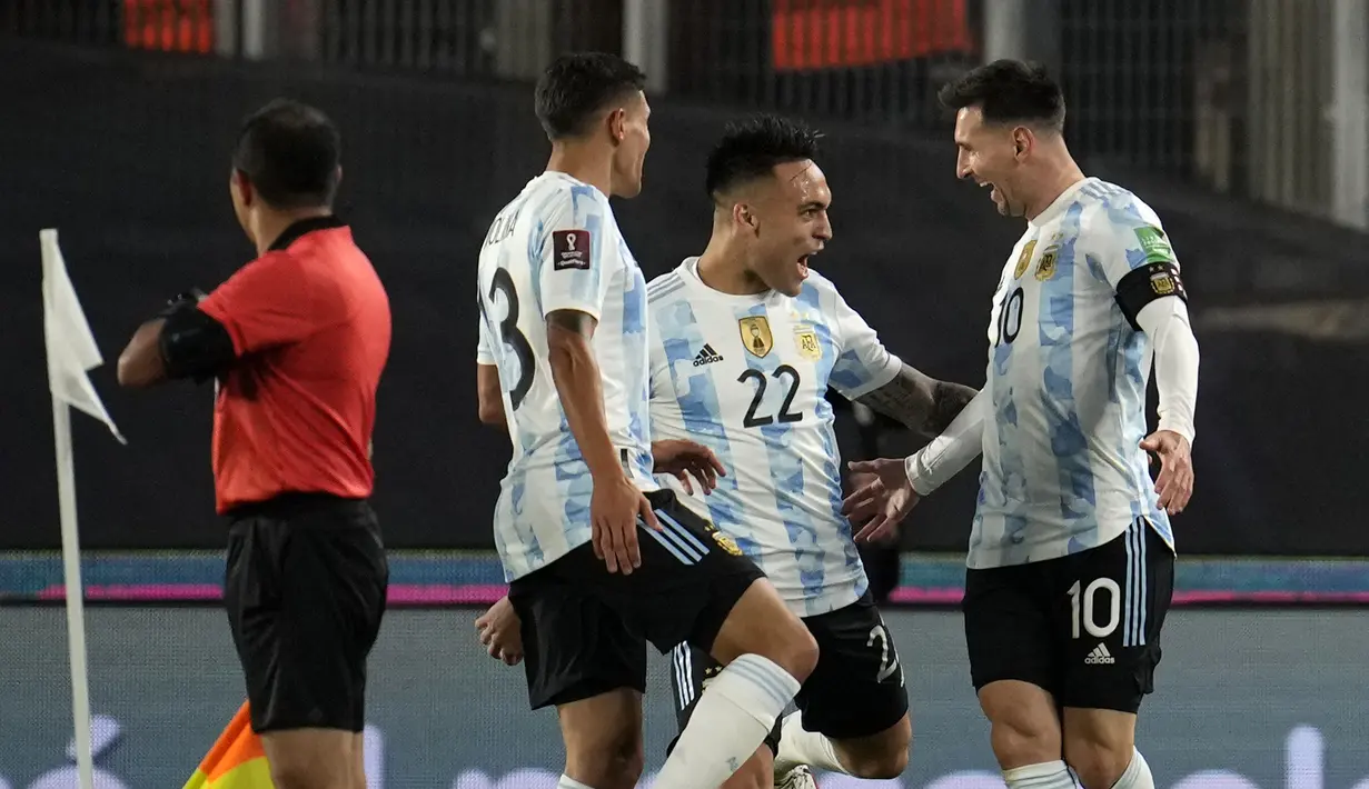 Penyerang Argentina, Lionel Messi berselebrasi dengan timnya setelah mencetak gol ke gawang Bolivia pada Kualifikasi Piala Dunia 2022 zona Amerika Selatan, di Stadion El Monumentttal, Jumat (10/9/2021). Hat-trick Messi membuat Argentina menang 3-0 atas Bolivia. (Natacha Pisarenko/POOL/AFP)