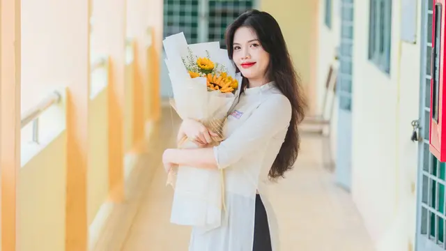 eskpresi kalem santai baik hati lemah lembut membawa bunga