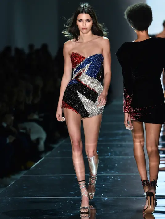 Supermodel Kendall Jenner berjalan di atas catwalk membawakan busana rancangan Alexandre Vauthier di Paris Fashion Week, Prancis  (24/1). (AP Photo/Zacharie Scheurer)