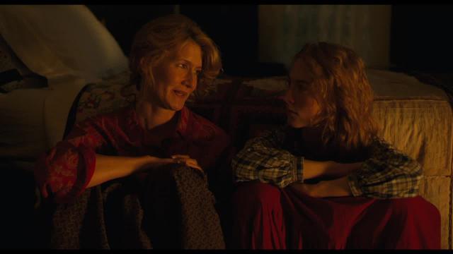 Laura Dern sebagai Marmee March (kiri) dalam Little Women.  (IMDb)