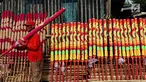 Pekerja menjemur hio yang di produksi di Tangerang, Banten, Rabu (7/2). Jelang perayaan imlek pembuat hio mulai kebanjiran pesanan untuk memenuhi kebutuhan kelenteng dengan harga berkisar 12 hingga 16 ribu tergantung ukuran. (Liputan6.com/Angga Yuniar)