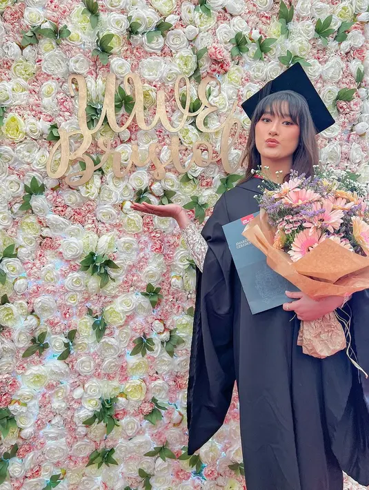 Amanda Caesa resmi lulus sebagai Bachelor of Arts with Honours in Graphic Design [@amandacaesaa]