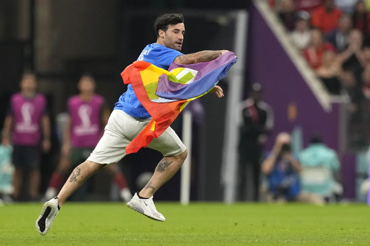 Piala Dunia 2022, Pria Pembawa Bendera LGBT Diamankan Petugas
