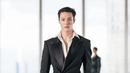 Jeno NCT tampil sebagai model pembuka peragaan busana New York Fashion Week untuk Peter Do. (VogueRunway.com).